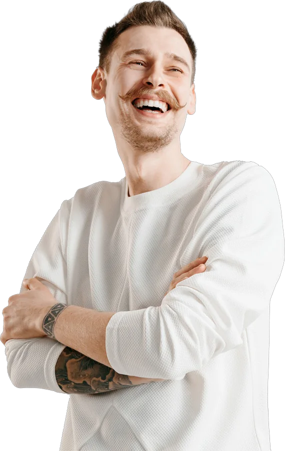Homem de suéter branco sorrindo de braços cruzados