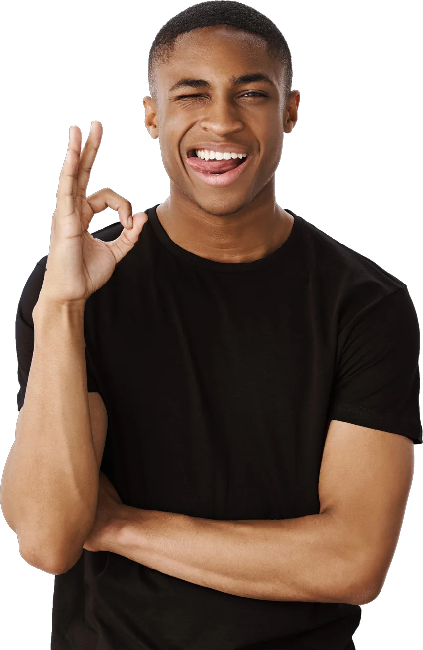 Rapaz sorrindo e fazendo sinal de ok com a mão
